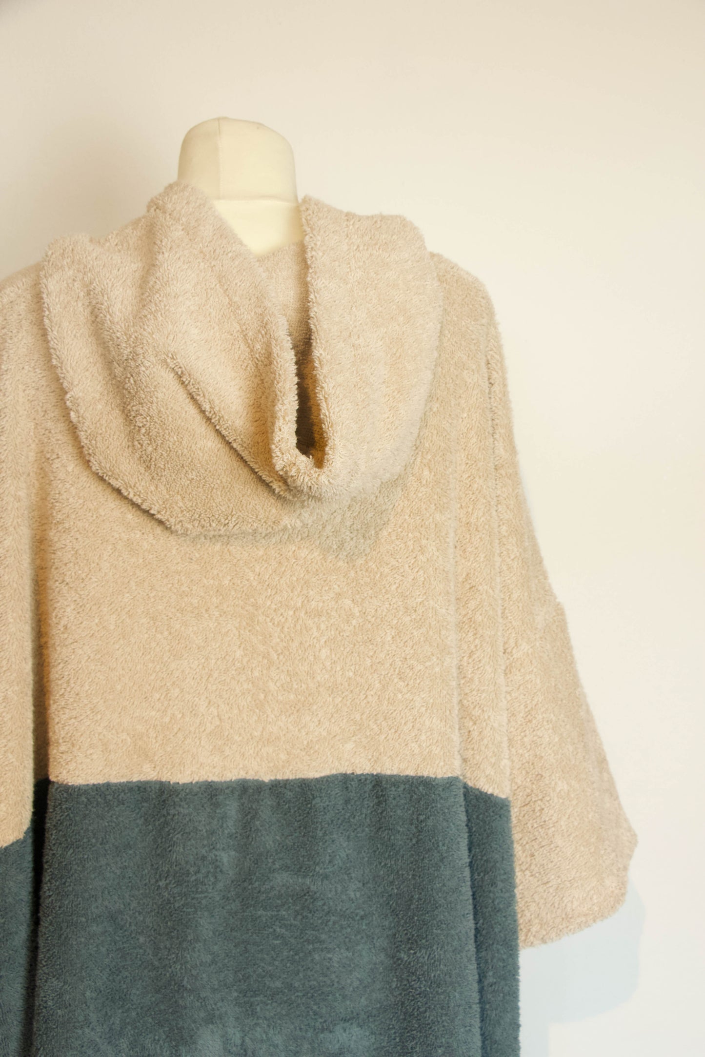 zweifarbiger Surf-/Badeponcho