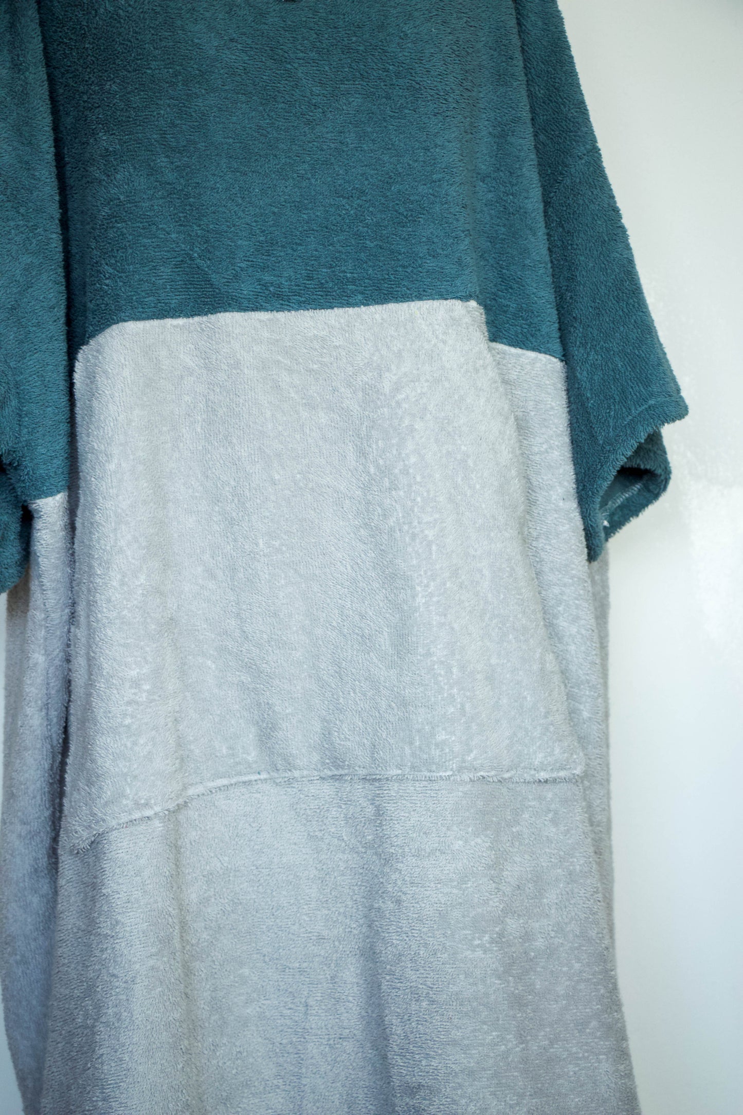 zweifarbiger Surf-/Badeponcho XL