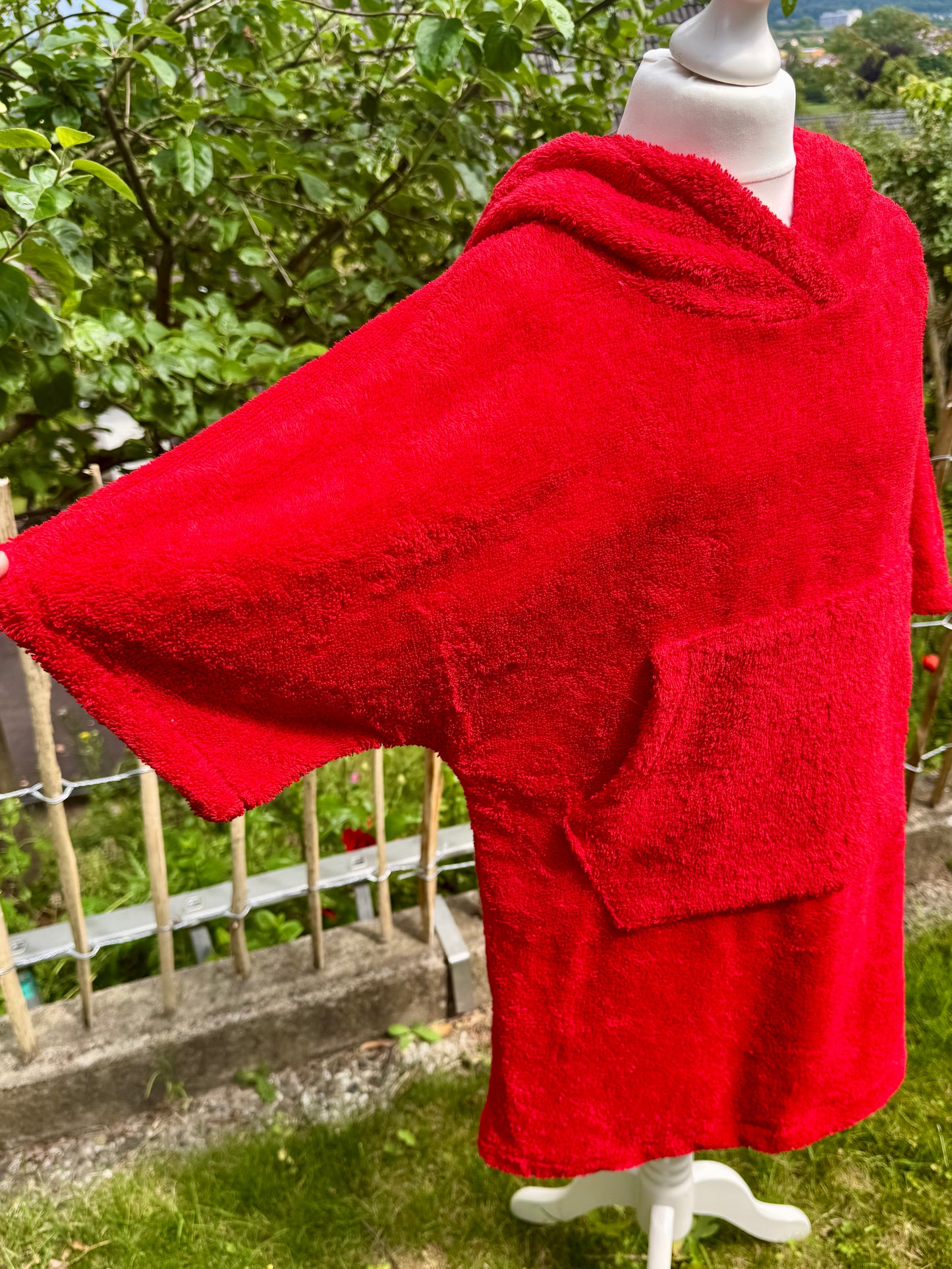 Knallroter Badeponcho für Kinder