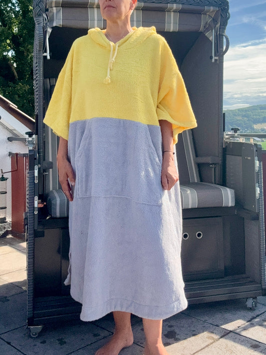 zweifarbiger Surf-/Badeponcho in XL