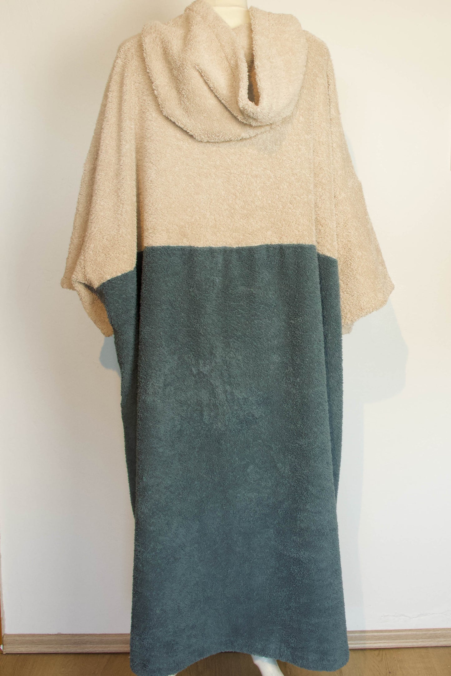 zweifarbiger Surf-/Badeponcho